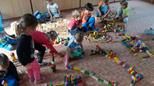 Děti stavěly z různých druhů dřevěných stavebnic svoje&hellip;