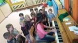 Paní učitelka Káji, hrála dětem známé melodie a děti&hellip;