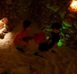Horolezci v solné jeskyni 