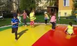 Trampolína na školní zahradě